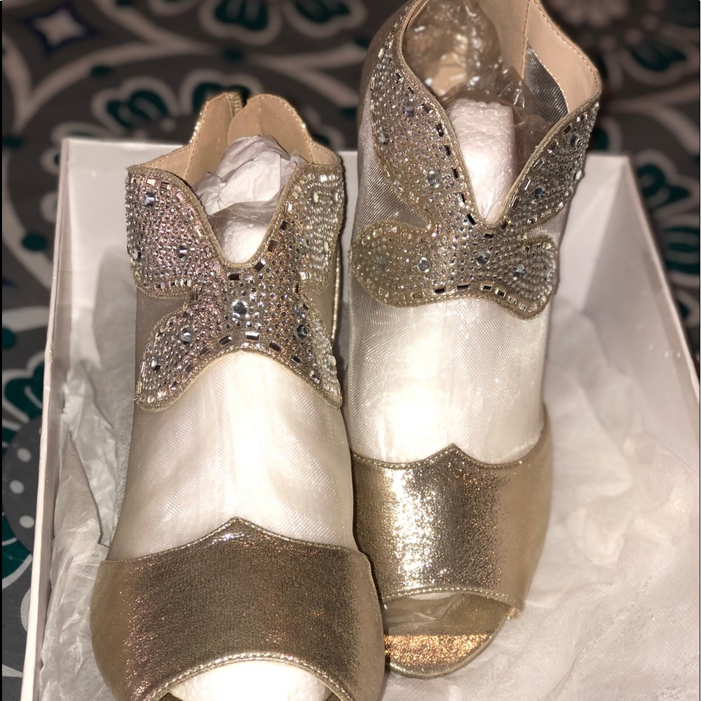 Gold/silver heeled shoes 💛